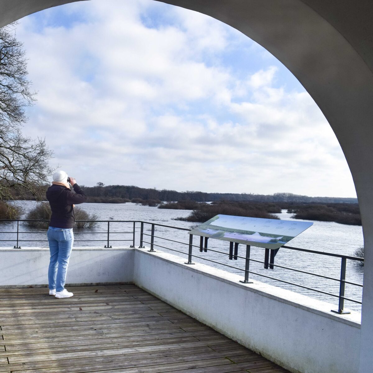 Personne qui observe le lac de Grand-Lieu aux jumelles