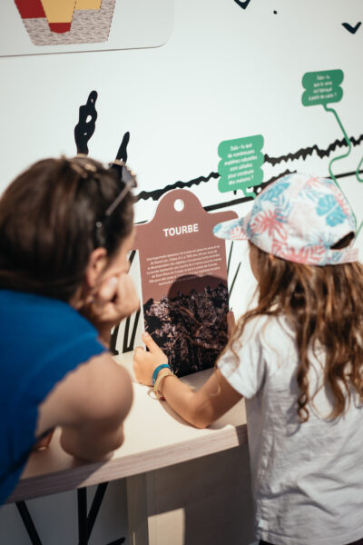 Une femme et une fille dans l'exposition de La Maison du Lac de Grand-Lieu